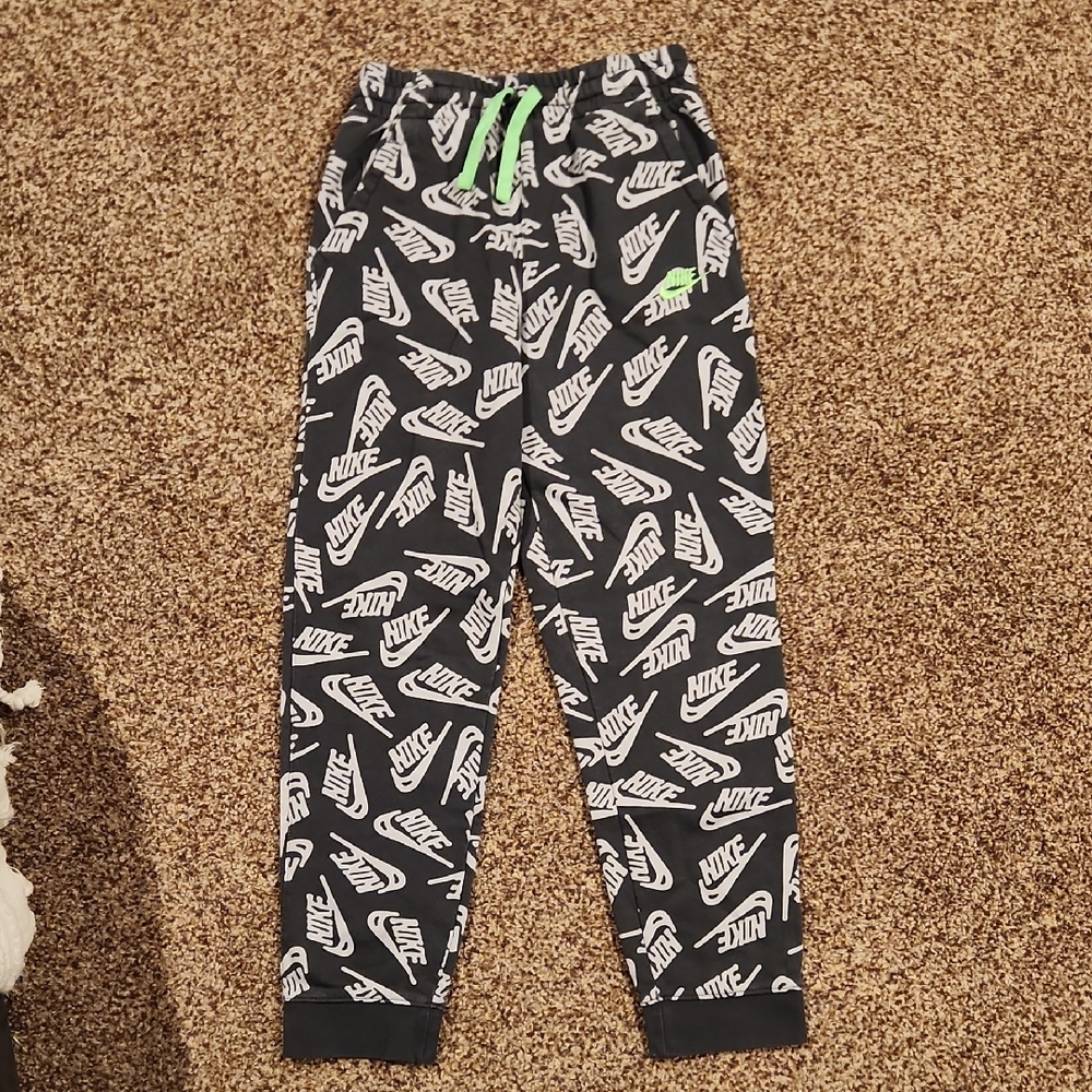 Nike Black and White Feather Print Joggers Size: Youth XL